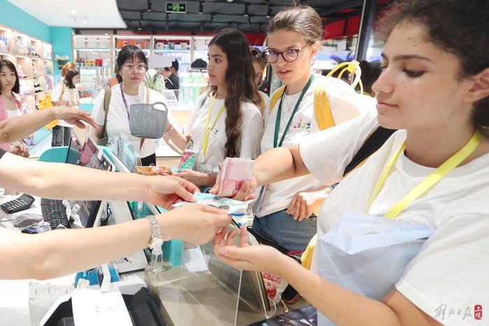 在东方明珠纪念品商店，营员们可以选择多种方式消费支付。