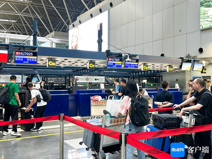 旅客办理值机。海南航空供图