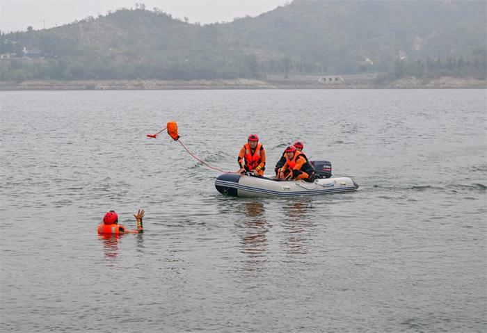 7月3日，赞皇县应急救援大队队员进行防汛综合演练。 河北日报记者 赵杰摄