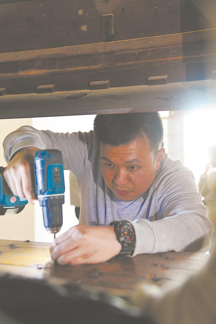     刘嘉杰修复八卦楼的镇馆之宝“诺曼比尔”管风琴。（鼓浪屿文旅中心供图）