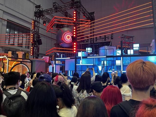 游戏《恋与深空》的展位聚集了很多粉丝，张熠摄