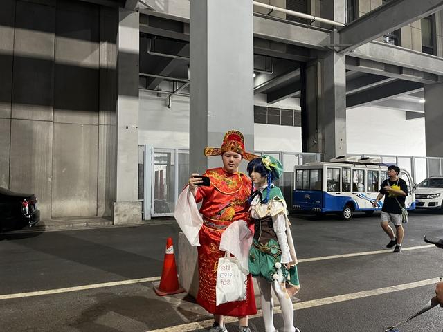 装扮成“财神”的小林 张熠摄