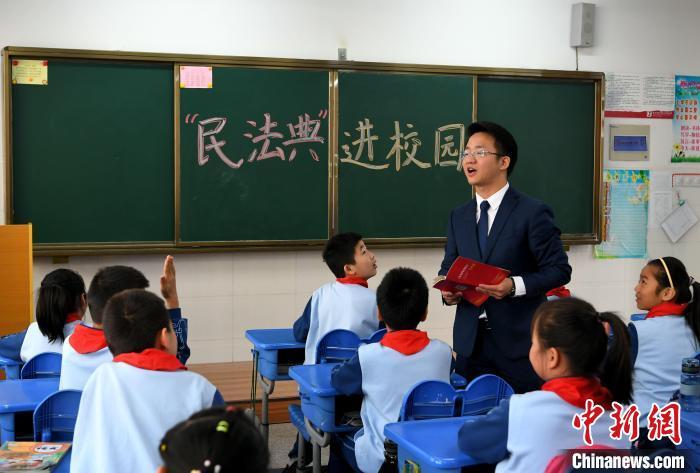 2020年10月30日，在安徽省合肥市，律师走进校园为学生普及民法典知识。中新社记者 韩苏原 摄