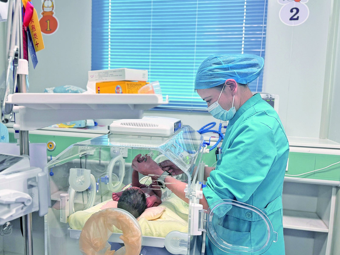     果洛州人民医院NICU病区里医护人员精心照顾新生儿。本报记者 亚君 余晖 摄