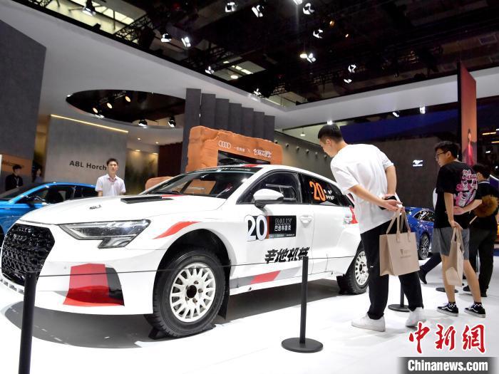 7月13日，吉林长春，第21届长春国际汽车博览会开幕，大量观众前往参观。　刘栋 摄