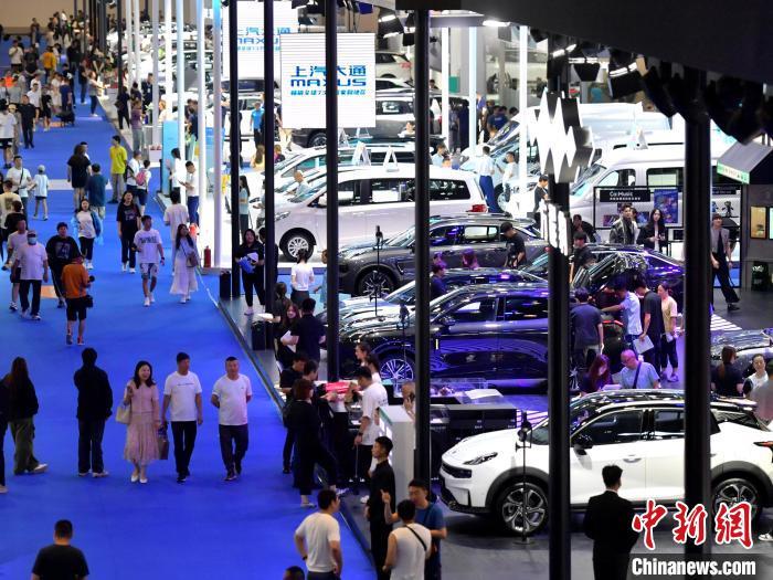 7月13日，吉林长春，第21届长春国际汽车博览会开幕，大量观众前往参观。　刘栋 摄