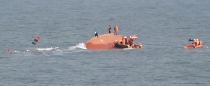 “苏赣渔运02886”渔船翻扣事故现场