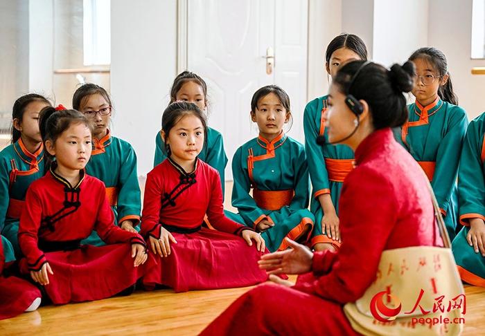 乌兰牧骑“红书包服务队”走进苏尼特右旗第四小学开展送学服务活动。彭源摄