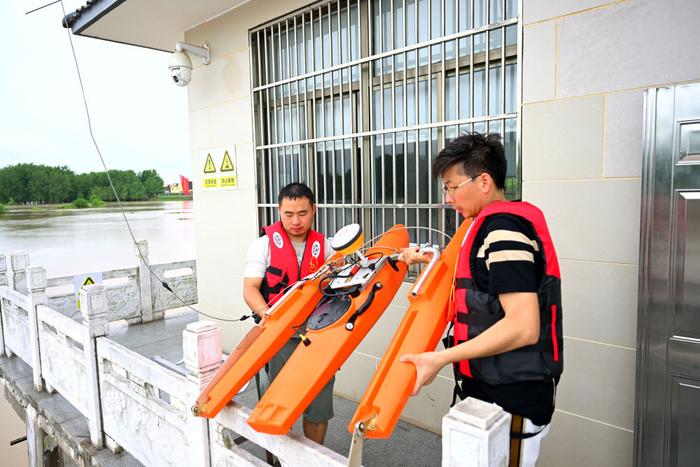   7月14日，王家坝水文站工作人员使用多普勒流速剖面仪测量淮河流量。新华社记者黄博涵 摄