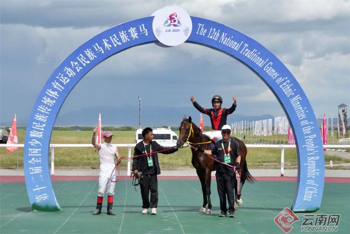 云南运动员余涛和赛马“无懈可击”在民族赛马5000米项目的赛后“拉头马”仪式上庆祝 王波 摄