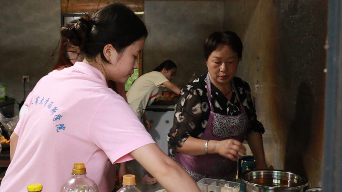 图为实践团成员在张家寨。唐苗、姚瑶 供图