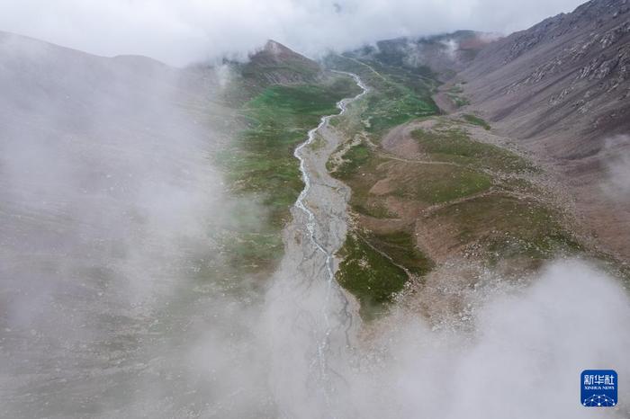 7月13日在巴尔斯雪山景区拍摄的小溪（无人机照片）。新华社记者 郎兵兵 摄