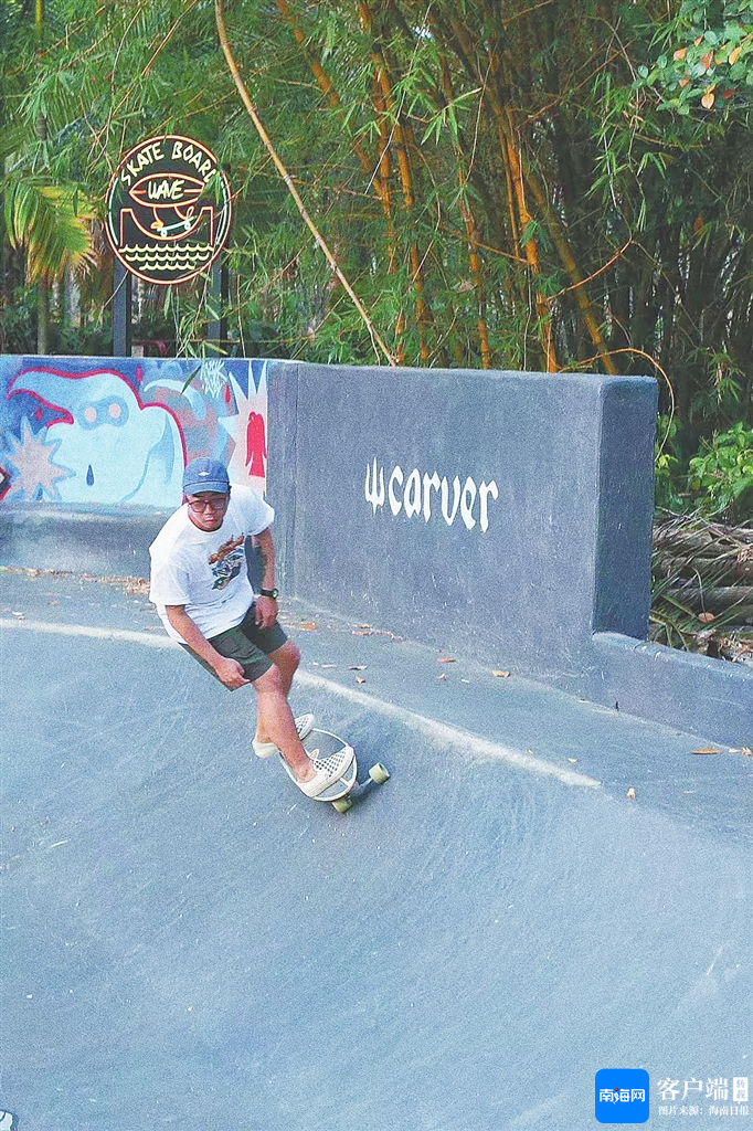 何坚在万宁日月湾WAVE冲浪民宿的碗池中玩滑板。受访者供图