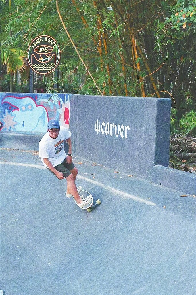 何坚在万宁日月湾WAVE冲浪民宿的碗池中玩滑板。受访者供图