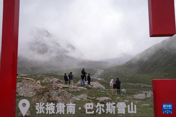 7月13日，游客在巴尔斯雪山景区赏景游览。新华社记者 马宁 摄