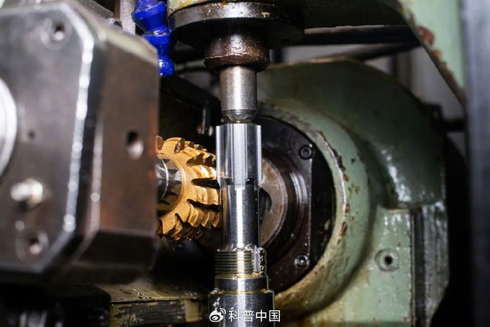 精密齿轮切割机。版权图库图片，转载使用可能引发版权纠纷