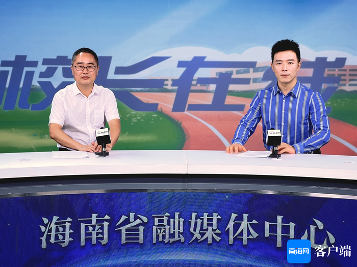 海口市第一中学教务处主任黄志林做客《校长在线》。 记者 莫壮青 摄