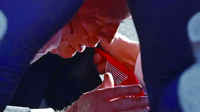     被特勤局人员护在身下的特朗普