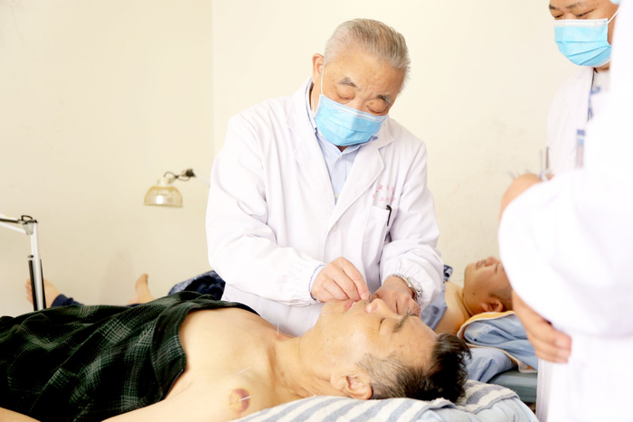     安徽省国医名师张道宗运用“通督调神”针法治疗中风病。王津淼摄