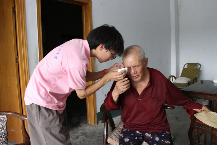 图为实践团成员到当地村民家中开展入户走访。唐苗、姚瑶 供图