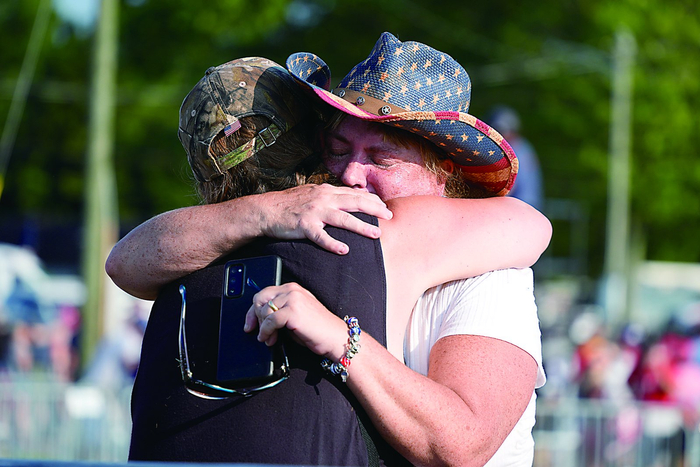     人们在枪击事件发生后拥抱安慰彼此