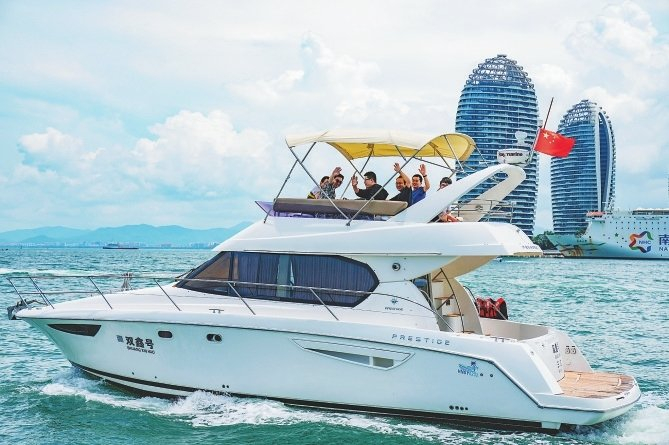 一群年轻人在三亚乘游艇出海。