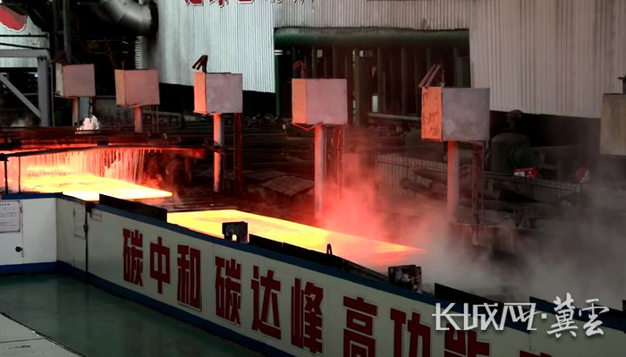 输送到轧钢车间经过1100℃到1650℃的加热炉加热后,被依次送入粗轧机