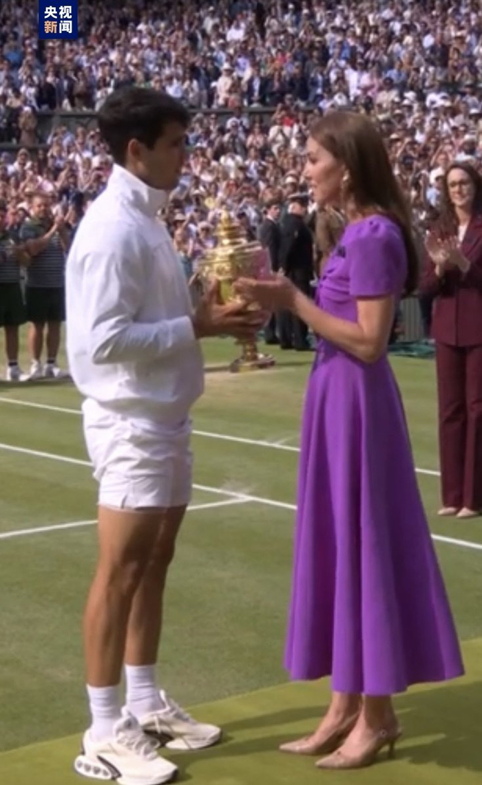 △凯特王妃为温网男单颁奖