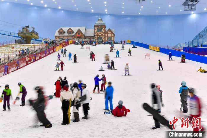 2024年1月14日，广东省广州市，民众在热雪奇迹室内滑雪场练习滑雪，感受冰雪运动的魅力。 记者 陈骥旻 摄
