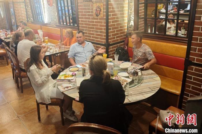 7月13日，三亚一家餐厅里坐满了前来用餐的外国客人。　张月和 摄