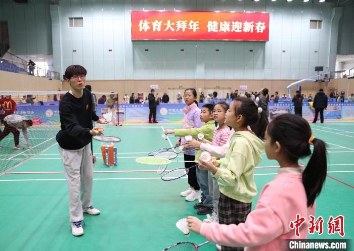 1月18日，2024年宁夏全民健身大拜年暨体育项目推广普及培训班在银川开班，小朋友们跟着教练学习羽毛球颠球。记者 于晶 摄