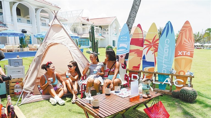 万宁日月湾一处草坪上，几名游客在露营。万宁市融媒体中心供图