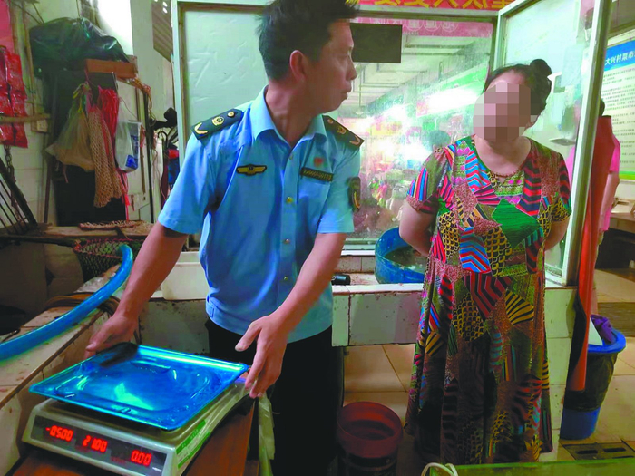     该水产店已换上正常电子秤经营