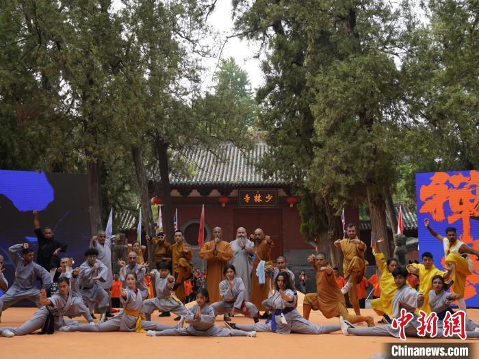 7月14日，河南登封，2024少林考功总决赛在嵩山少林寺闭幕，众多海外选手在闭幕式上表演罗汉拳。　夏青华 摄