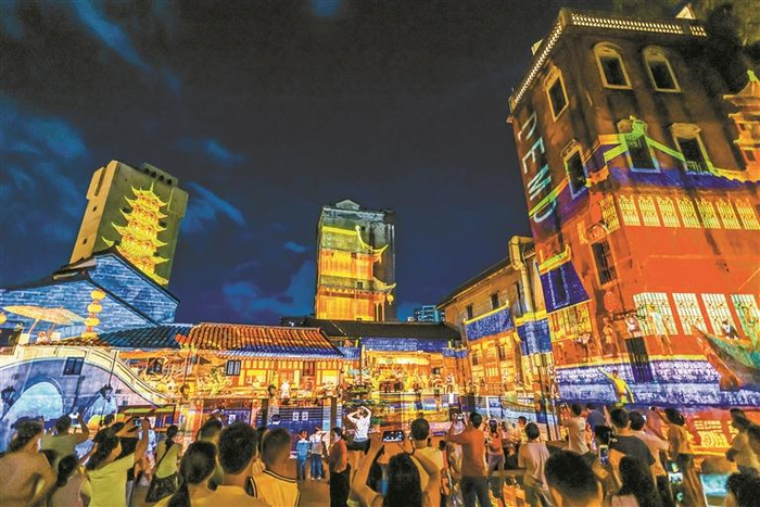     观澜古墟夜间灯光秀。（受访单位供图）