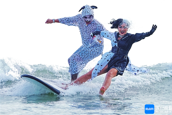 三亚后海，两位年轻人通过角色扮演的形式冲浪。海南日报全媒体记者王程龙 摄