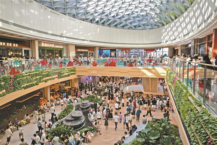     近日，万丰海岸城开业。这是今年以来深圳开业面积最大的商业综合体，相当于南山海岸城的两倍。  深圳特区报记者 毕晗 摄