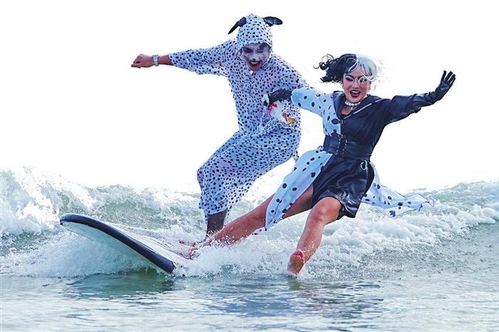 三亚后海，两位年轻人通过角色扮演的形式冲浪。海南日报全媒体记者王程龙 摄