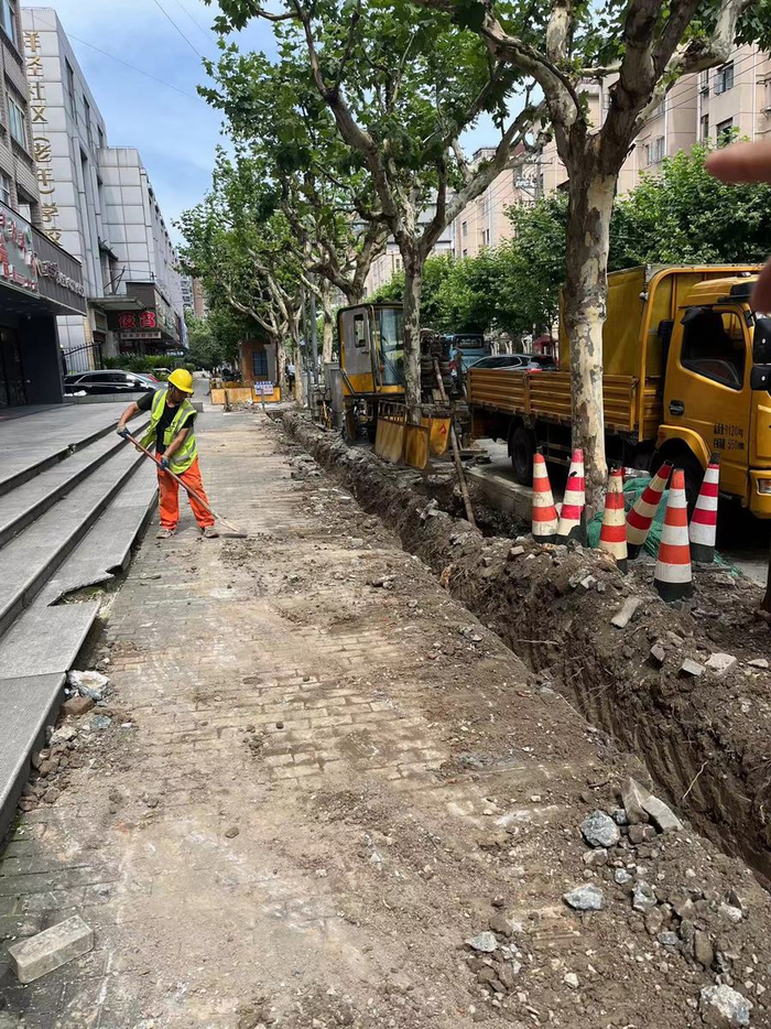 陈女士提供的照片显示,施工区域并不仅限于路口处,还一路向栖山路