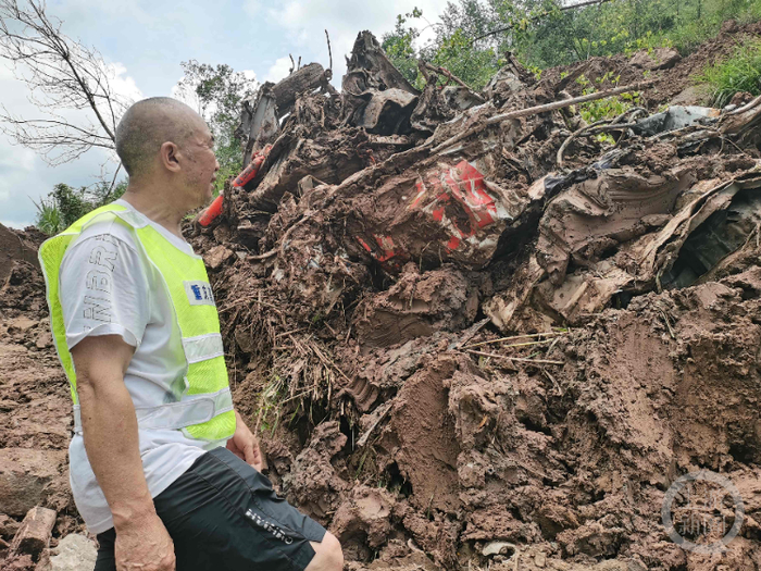 熊金华的救援车已成废铁。