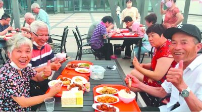     上海松江区老年人高高兴兴地就餐 图片来源于上海松江微信公众号