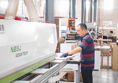 6月23日，在福建省福州市亨嘉工艺品加工厂，工人在生产出口国外的家具订单。新华社记者 魏培全摄