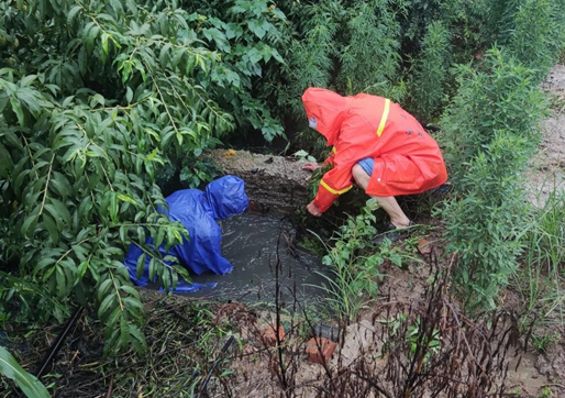 官亭镇黄店村党员应急分队对排水渠进行现场清淤  夏晨晨 摄