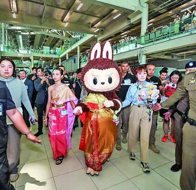     拉布布身穿泰国传统服饰外出在泰国广受欢迎。 王思成供图