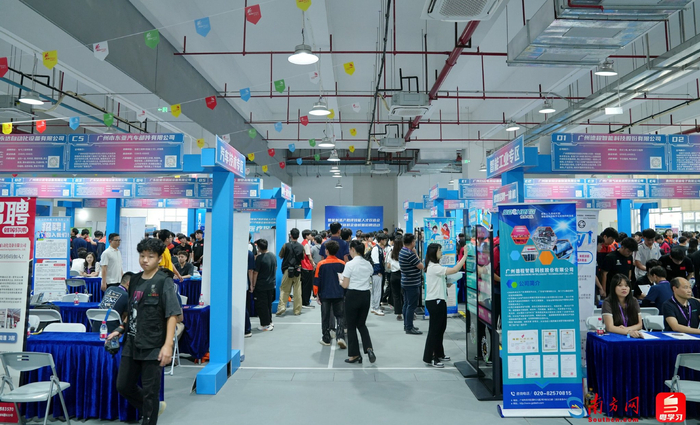 5月30日，新质生产力发展与产业人才培养合作交流会暨智能制造产教评技能人才双选会举行。林思霖/摄