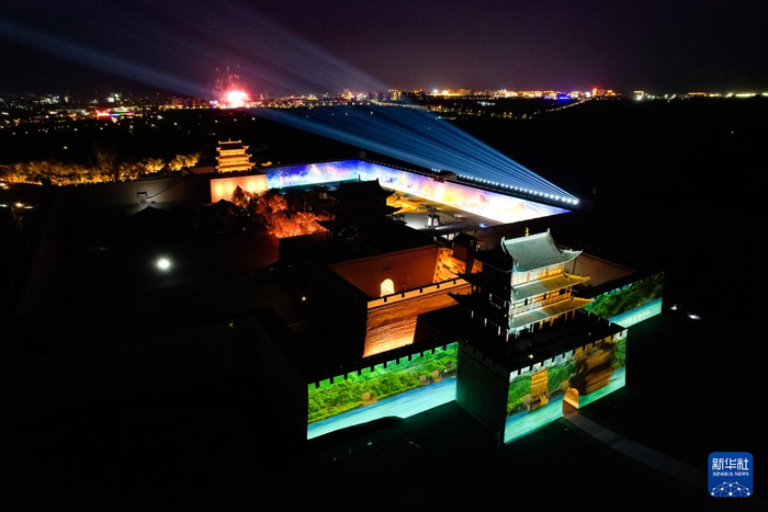 69697月14日晚在甘肃省嘉峪关市嘉峪关关城景区拍摄的夜游灯光剧