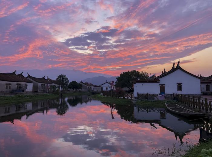 这是夕阳下的埭美水上古村景色（资料照片）。