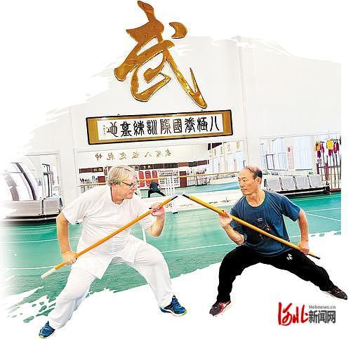 7月11日，西蒙（左）正在沧州青县八极拳国际训练基地跟师父刘连俊学习八极棍。本报记者 韩 莉摄