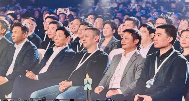 从右至左依次为李想、何小鹏、李斌、魏建军