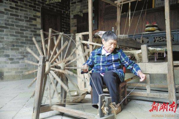 村里的老奶奶在纺纱。湖南日报全媒体记者 宛俊余 摄
